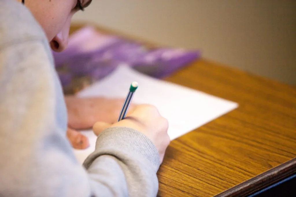 Enfant etude classe examen