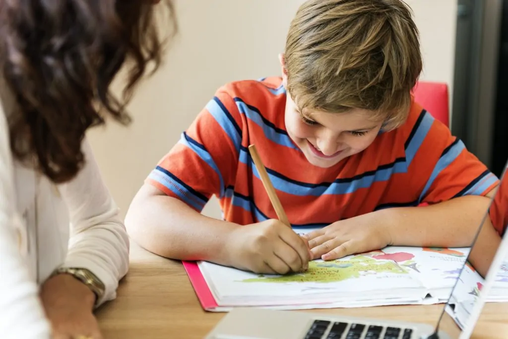 Enfant école devoir