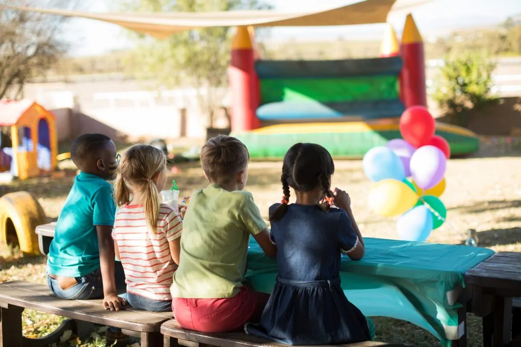 Enfants fête exterieure anniversaire