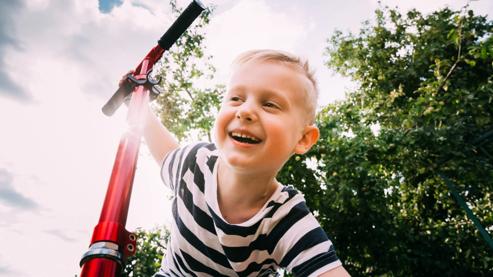 Enfant jeu exterieur trottinettes