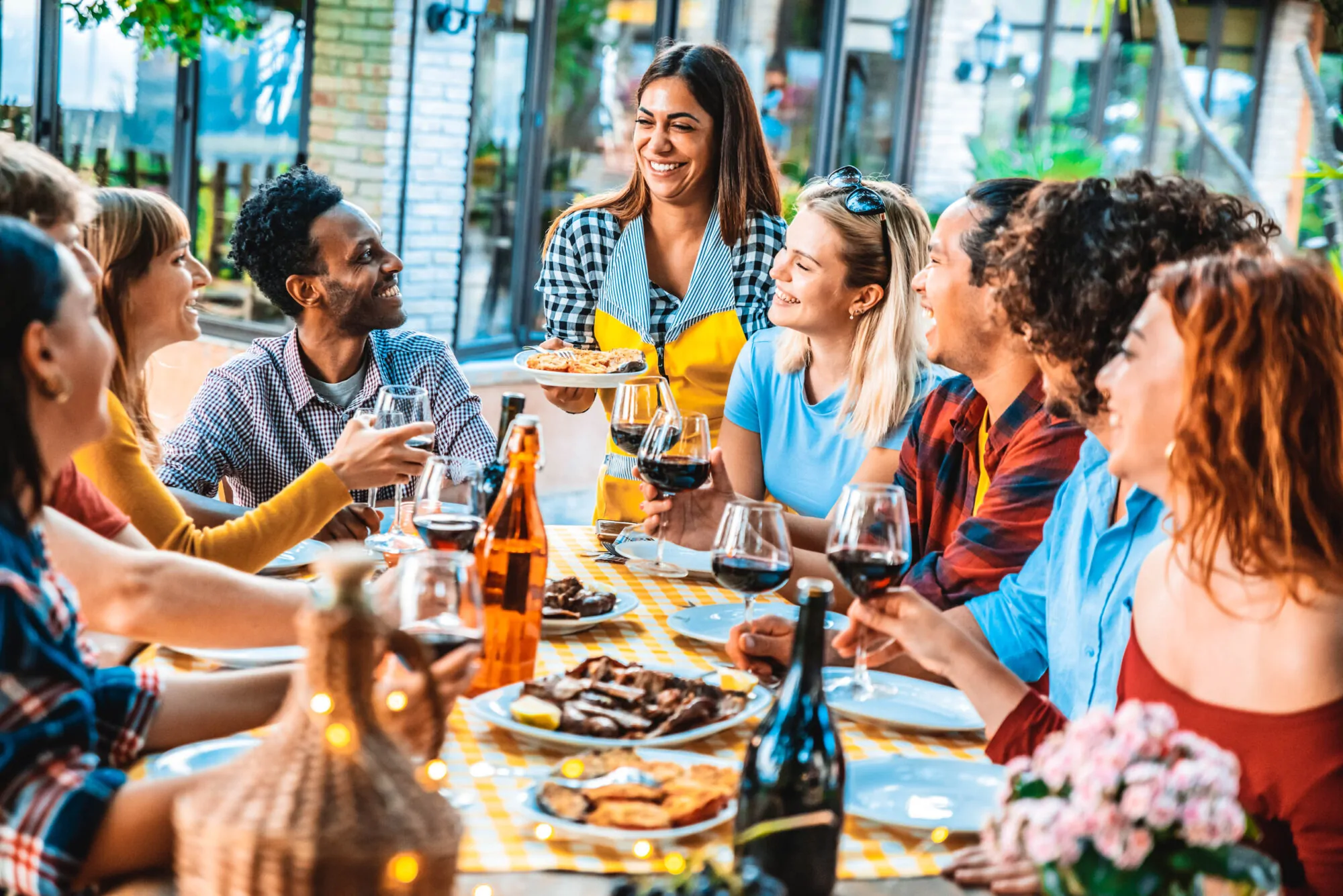 rassemblement fête amis repas