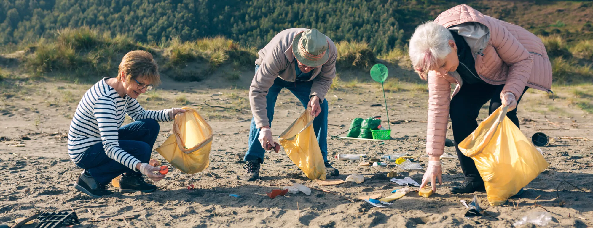 Personnes âgées bénévoles déchets ramassage