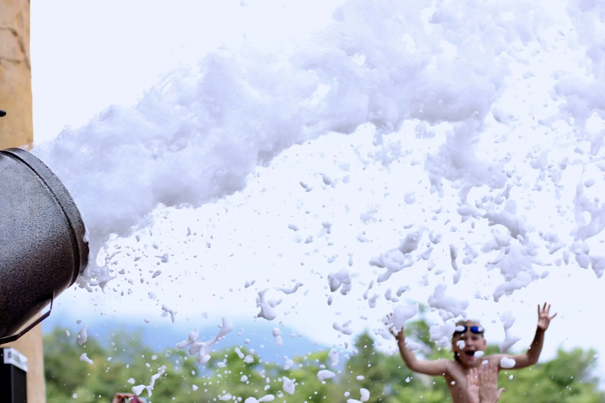 outdoor-view-of-foam-machine-group-of-people-havi-2021-04-06-03-44-20-utc outdoor-view-of-foam-machine-group-of-people-havi-2021-04-06-03-44-20-utc