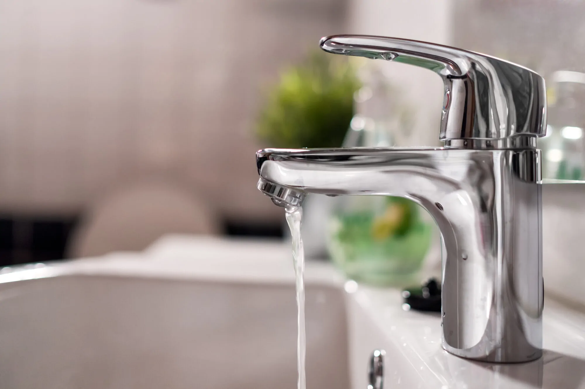 eau qui coule du robinet dont l'eau coule et s'écoule du même robinet solide qui déverse de l'eau liquide eau qui coule du robinet dont l'eau coule et s'écoule du même robinet solide qui déverse de l'eau liquide