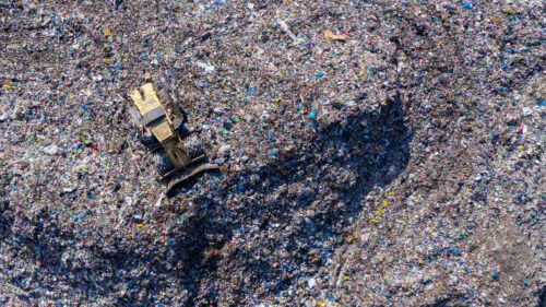 Vue aérienne d'une grande décharge. Dépotoir de déchets, pollution de l'environnement