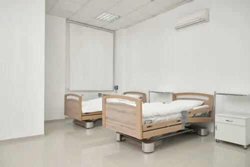 Deux lits d' hôpital dans une chambre
