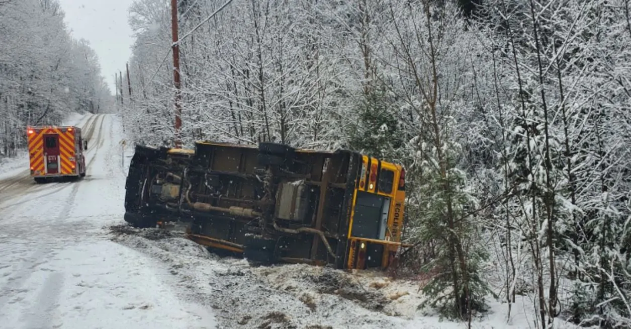 Autobus renversé chemin Paugan