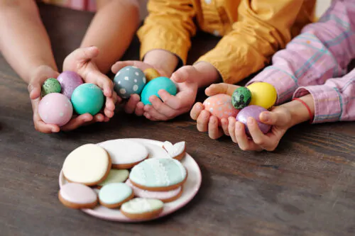 Oeufs de Pâques et biscuits maison mains d'enfants