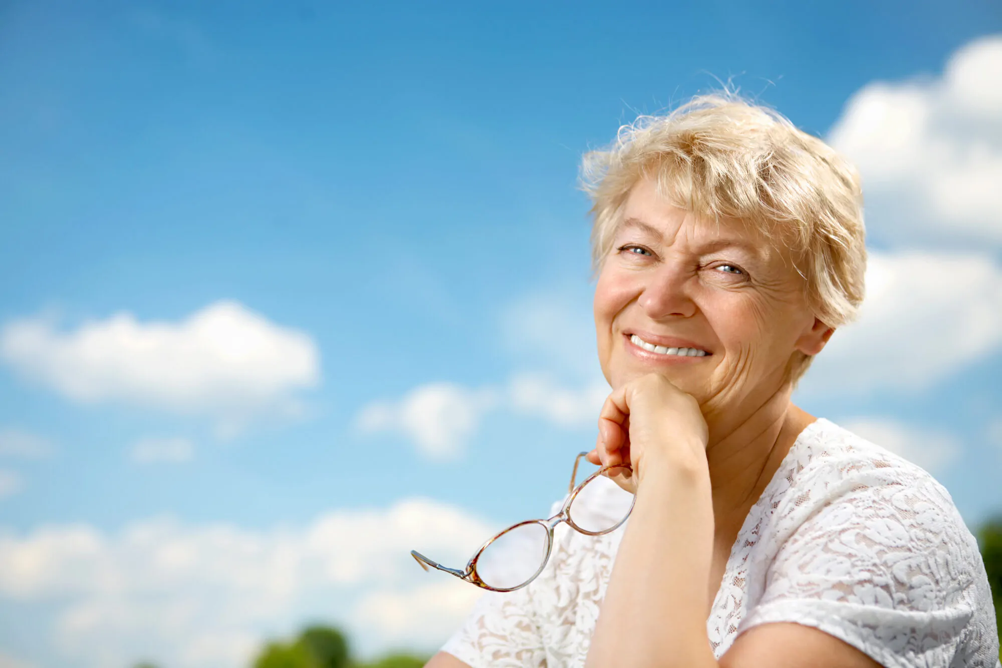 Femme devant ciel bleu