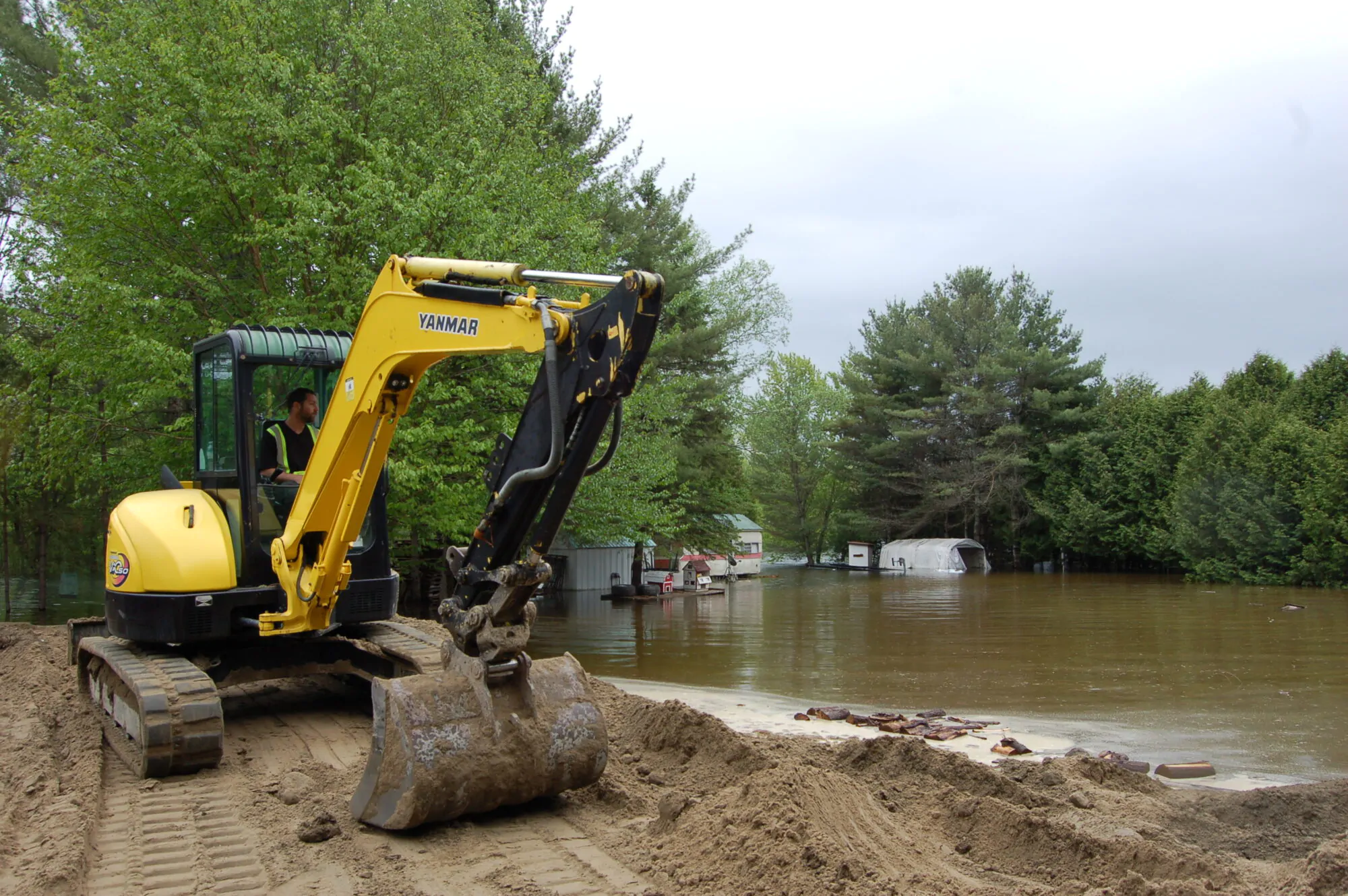 Construction d'une digue au Lac Bitobi - 26 mai 2022