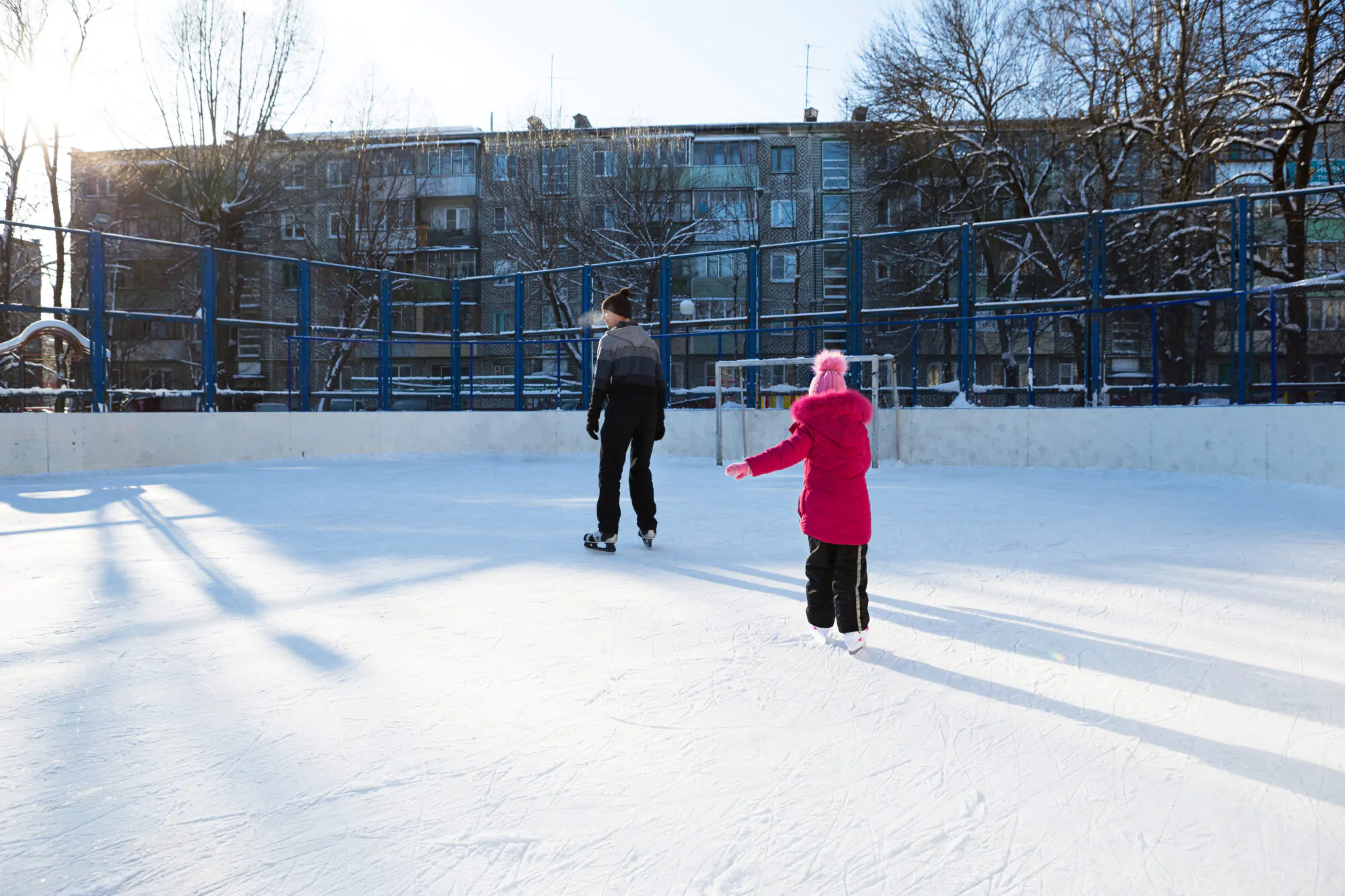 Papa fille patins patinoire extérieure