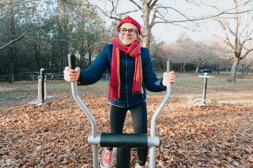 Femme âgée exercice exerciseur extérieur nature dehors