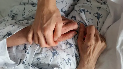 soins palliatifs_fin de vie_tenir la main