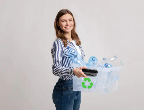 Jeune femme qui recycle