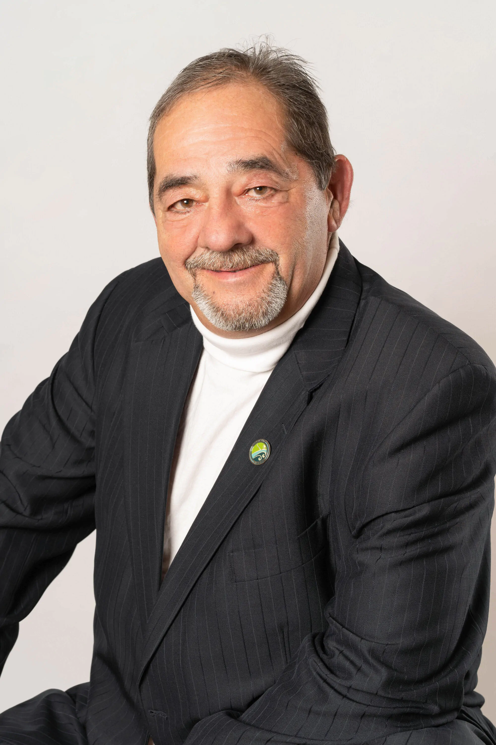 Photo de face, maire de Blue Sea, Laurent Fortin avec veston noir et col roulé blanc