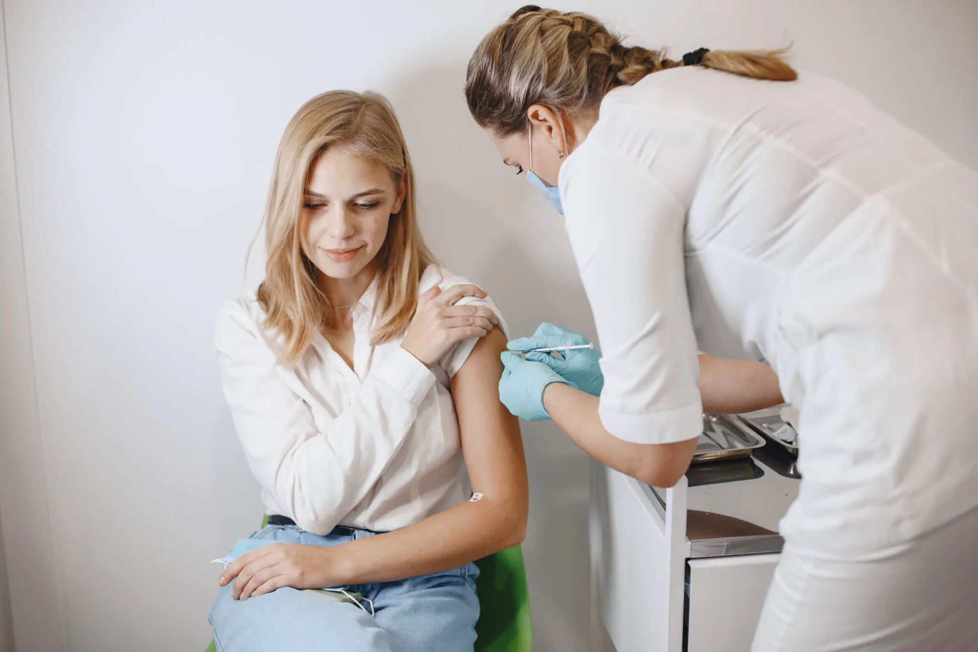 Femme recevant un vaccin contre la grippe