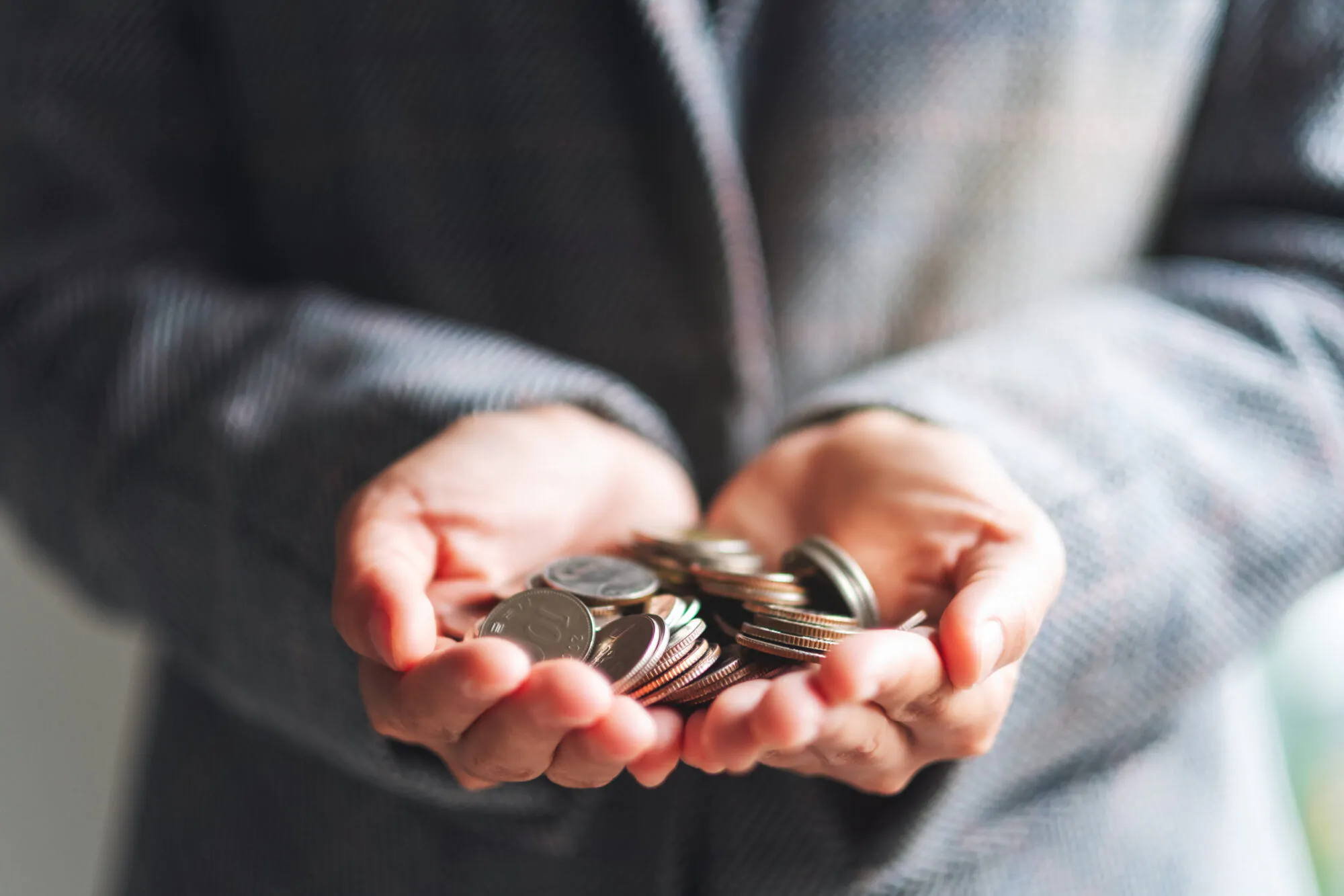 Homme tenant argent dans ses mains