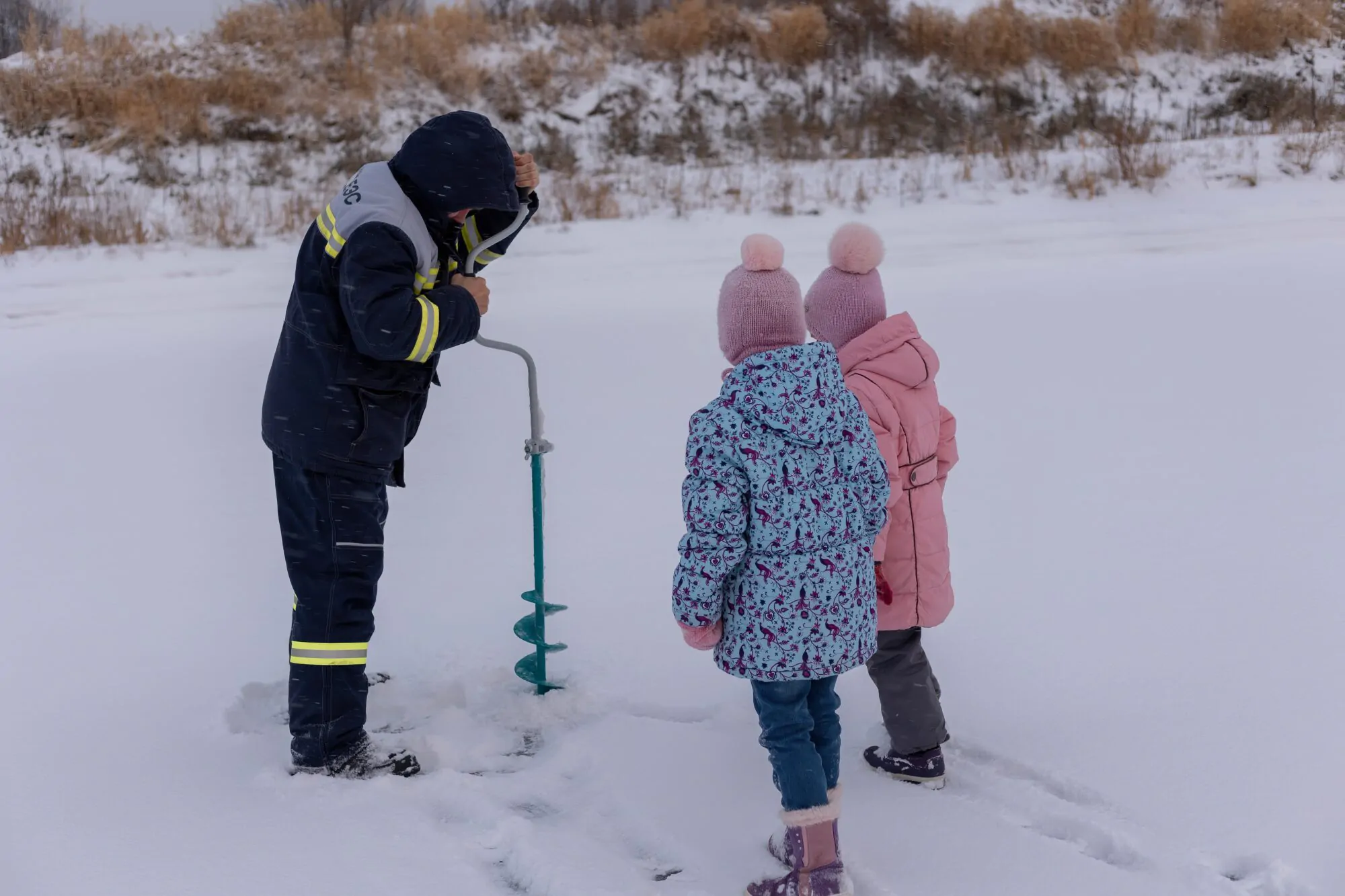 Pêche sur la glace Papa et ses filles