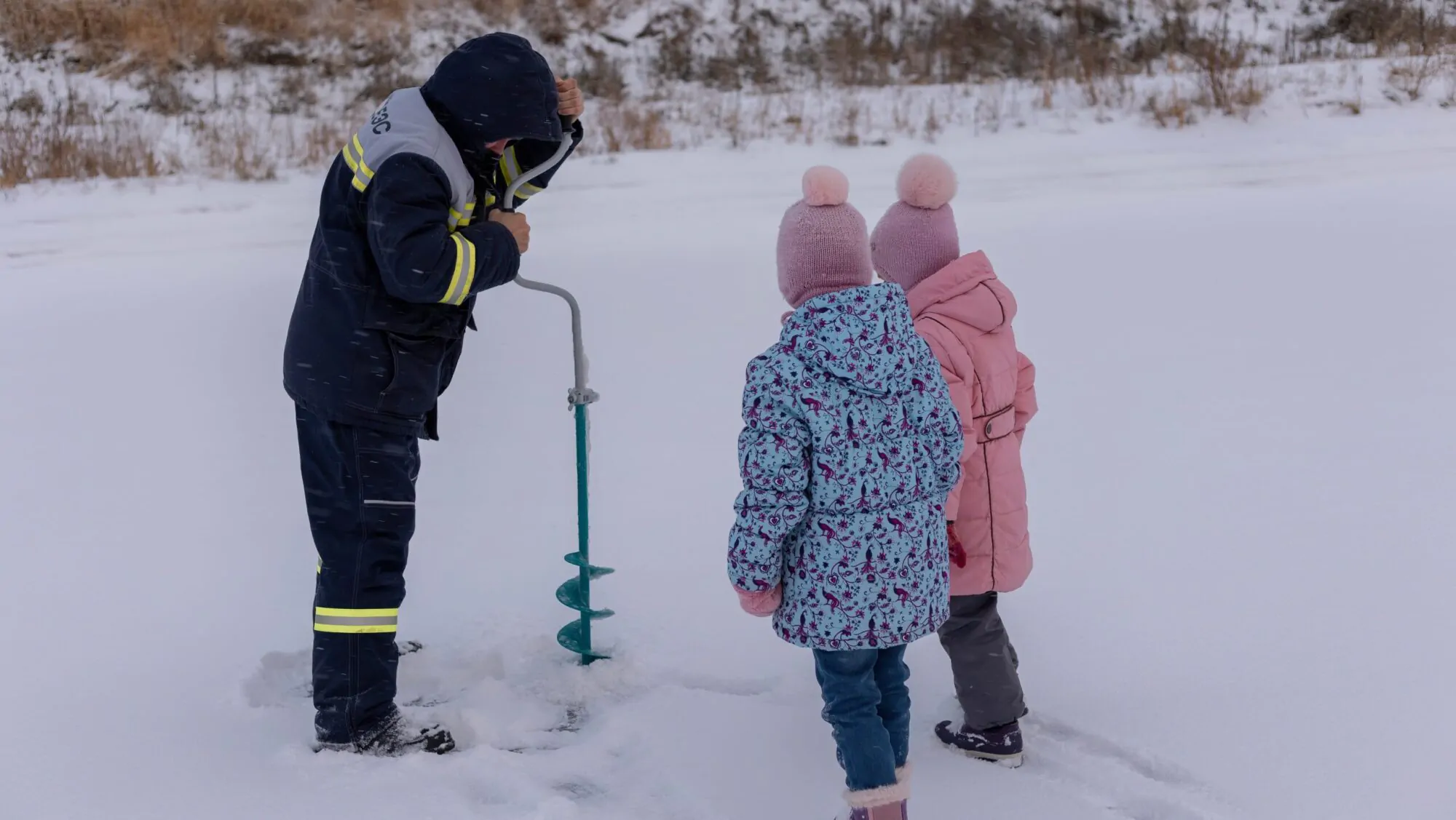 Pêche sur la glace Papa et ses filles