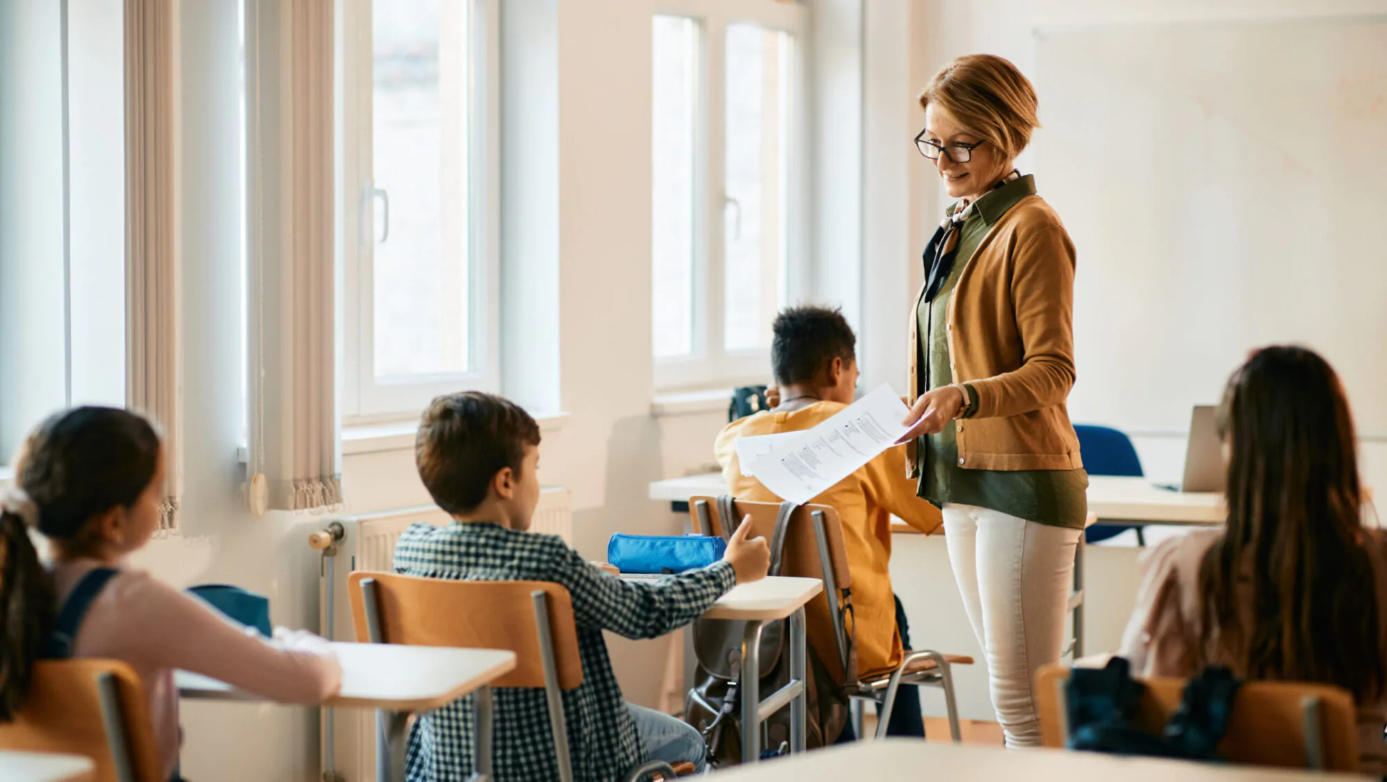 Professeur dans une classe avec élèves
