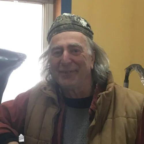 Donald Doiron et une de ses sculpures rendant hommage à Joseph Beausoleil Brossard