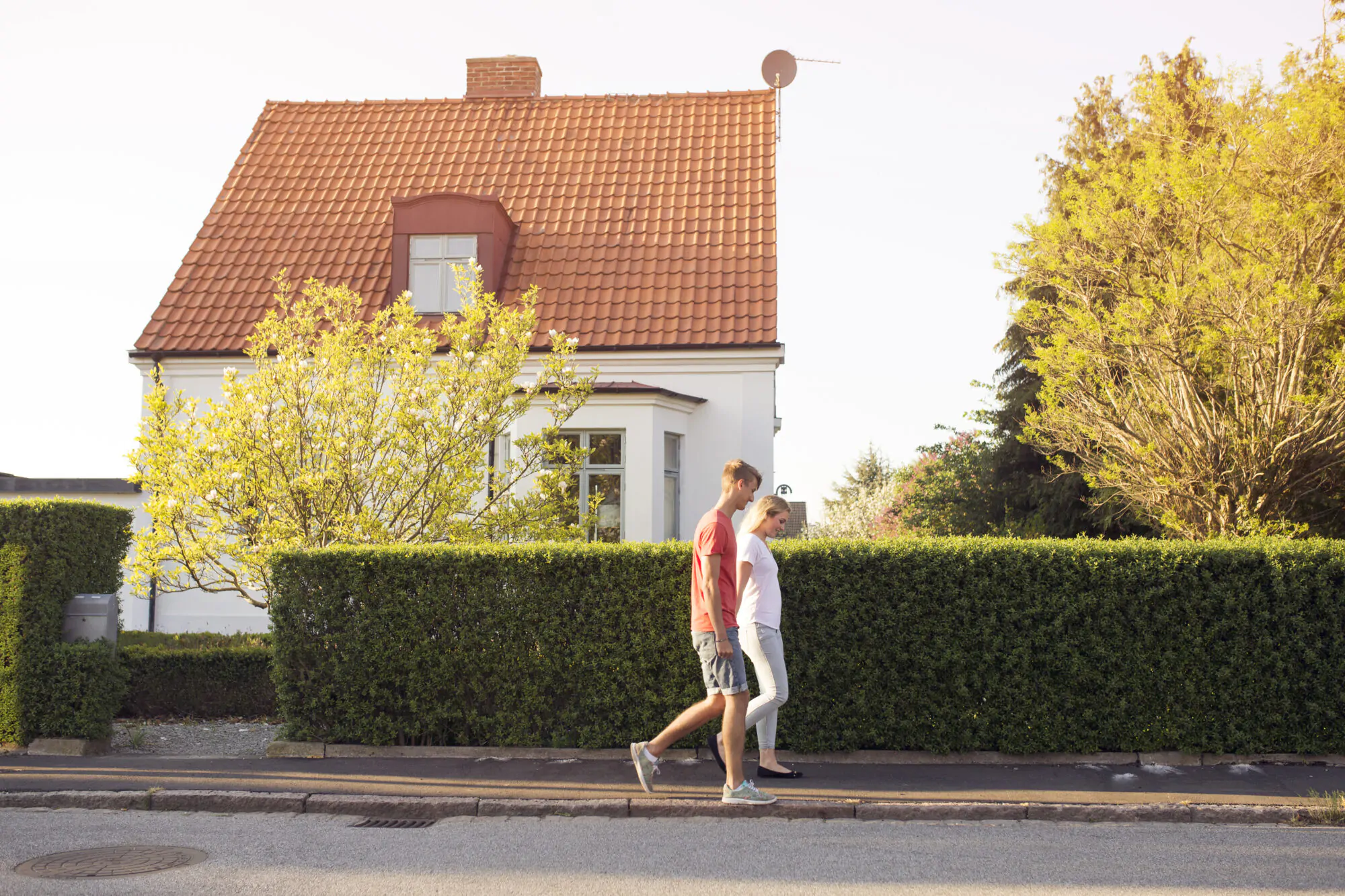 Couple marchant sur le bord de la route