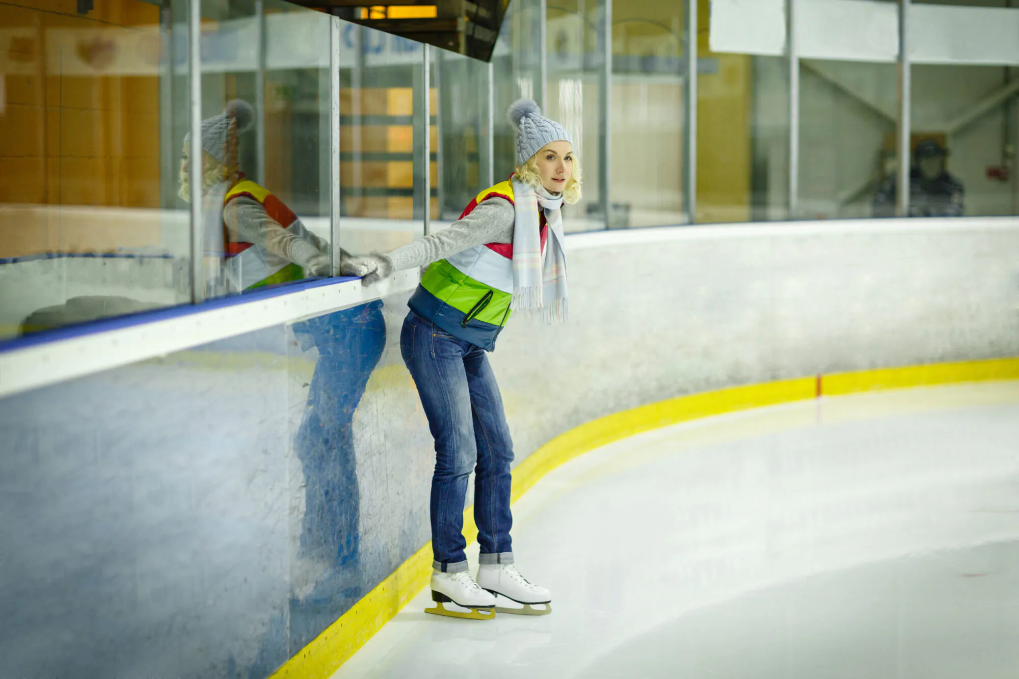 Patinoire Jeune fille patin bande de patinoire glace