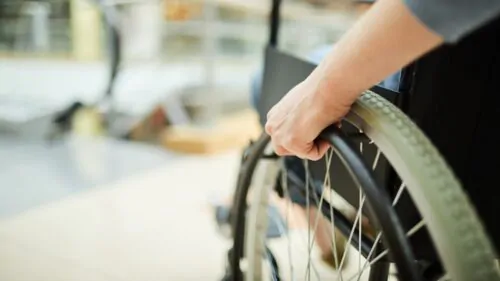 Chaise roulante personne handicapé