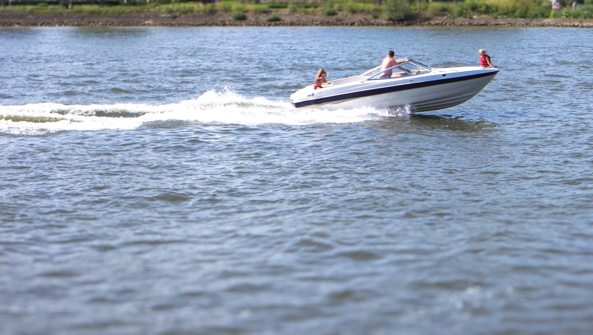 Bateau hors bord famille sur l'eau