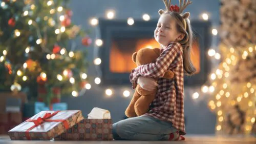 Enfant cadeau de noël