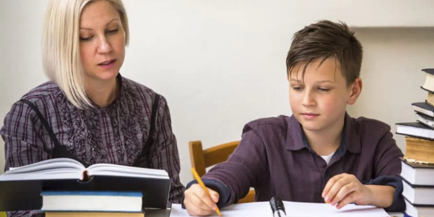 Enfant école devoir