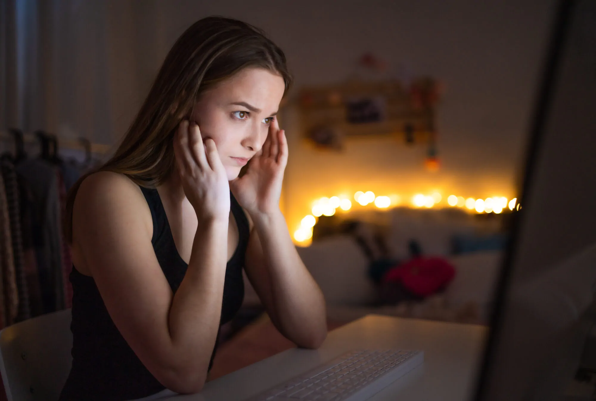 Jeune fille angoissée sur internet