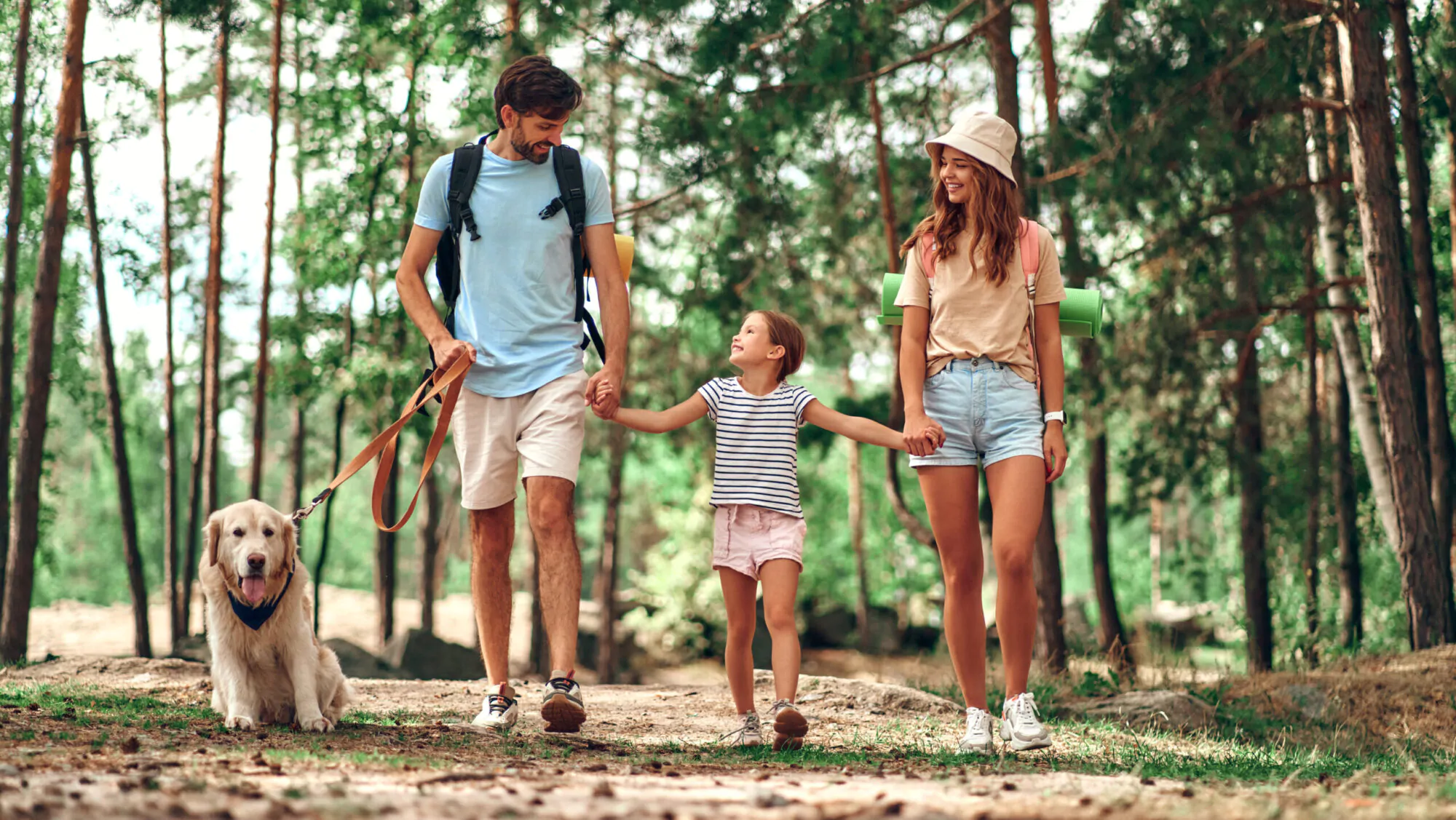 Famille en vacances en forêt