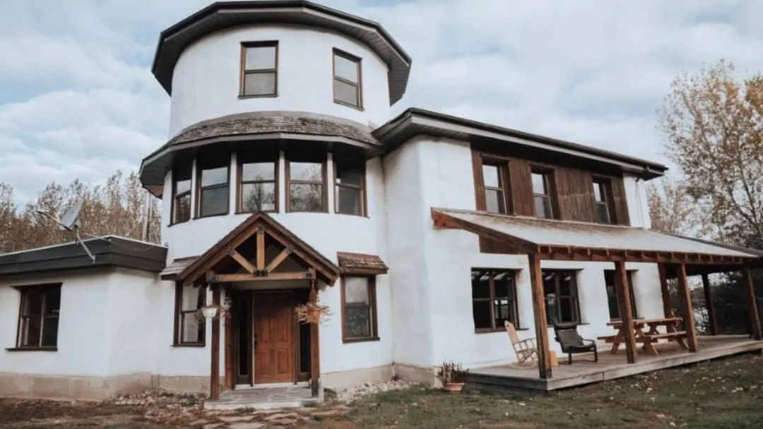 Maison de Paille Montcerf-Lytton