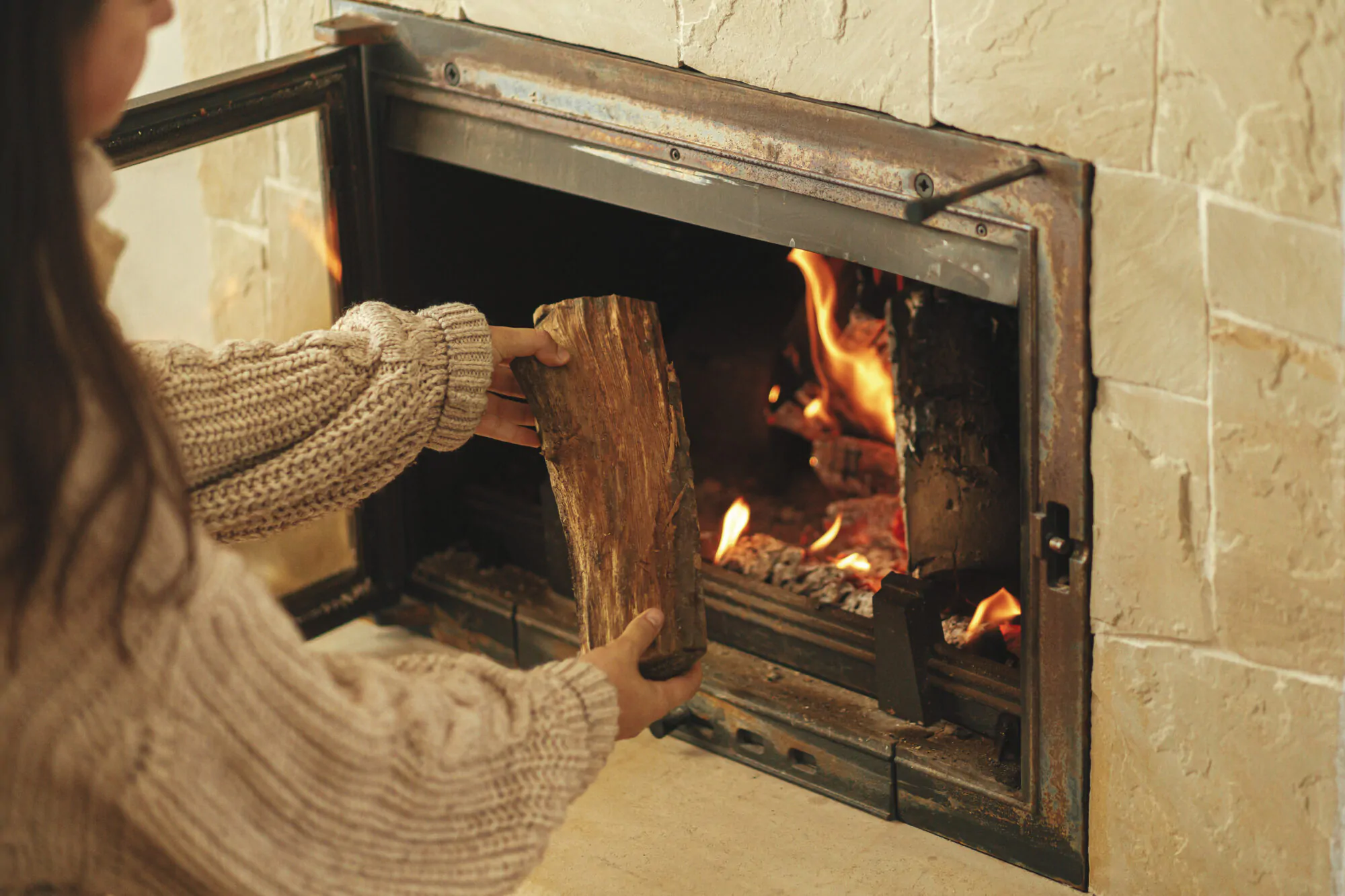 Foyer bois bûche femme