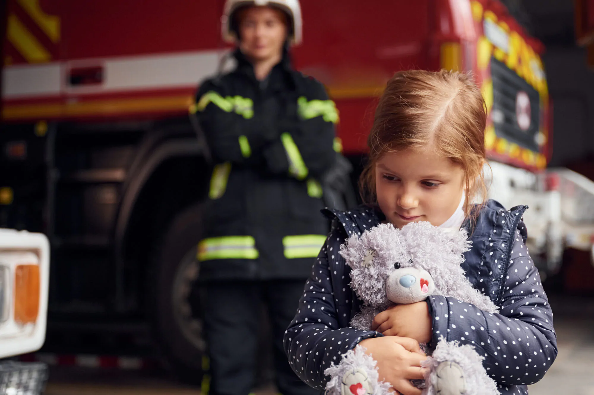 Pompier et enfant avec peluche