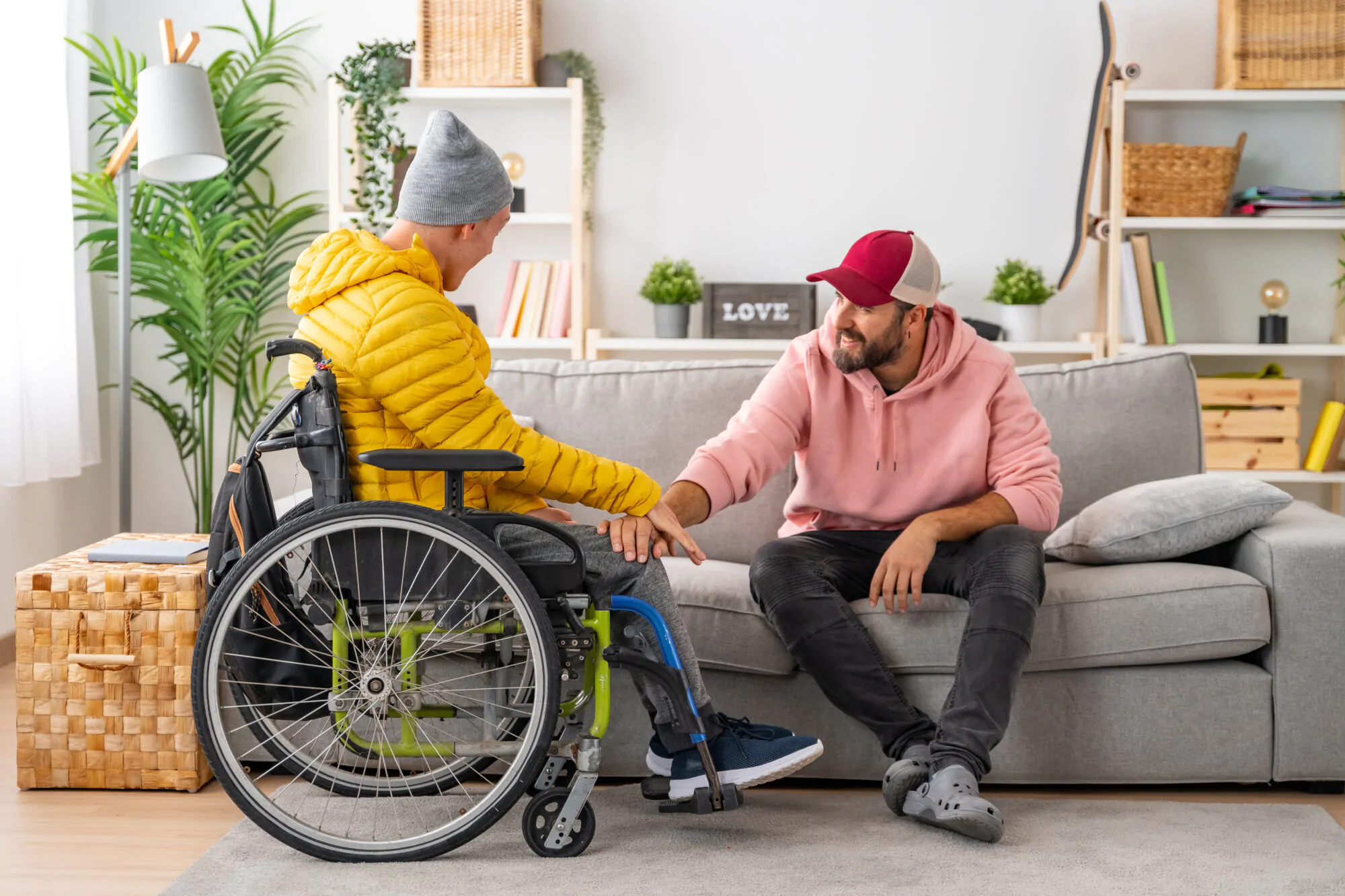 Homme handicapé avec son accompagnateur