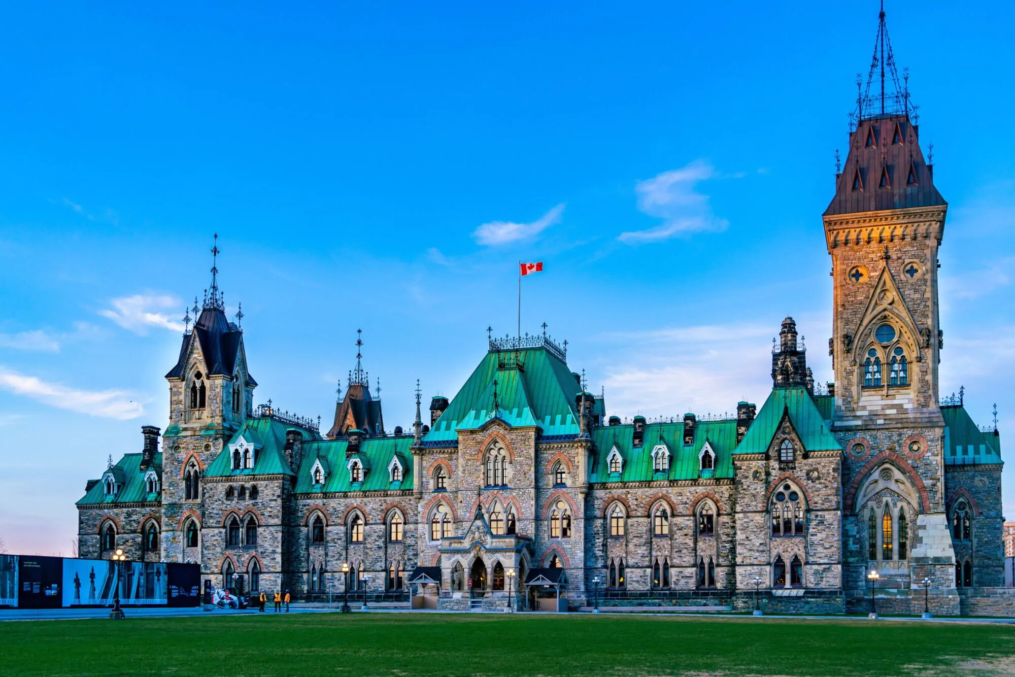 La colline parlementaire avec le parlement canadien lors d'une journée d'été.