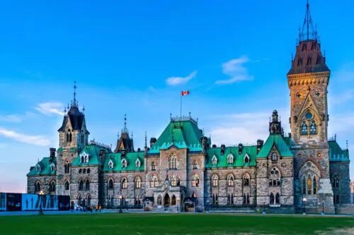 La colline parlementaire avec le parlement canadien lors d'une journée d'été.