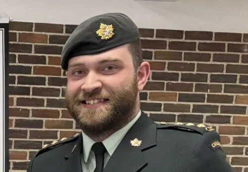 Photo Commandant Guillaume Côté avec costume officiel cadet