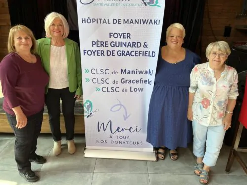 Quatre femmes se tiennent à côté d'une bannière de la Fondation Santé Vallée-de-la-Gatineau.