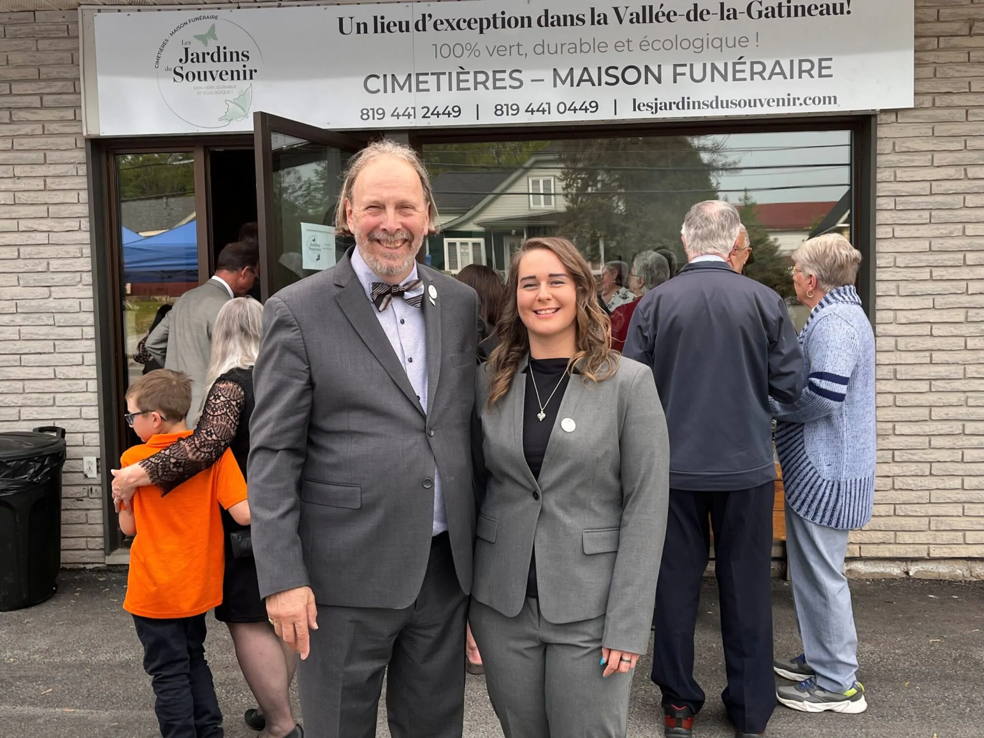 Photo de face de Daniel Dezainde d.g. des Jardins du Souvenir et Andrée Miner, chef d’équipe pour la vallée de la Gatineau, devant le nouveau point de service de Maniwaki
