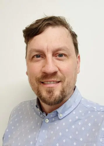 Photo de face de David Marshall, vice-président, Développement durable – gouvernance et rapports chez Domtar, avec chemise bleu pâle