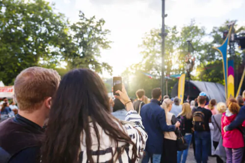 Couple de festivaliers face à une scène de spectacle extérieur