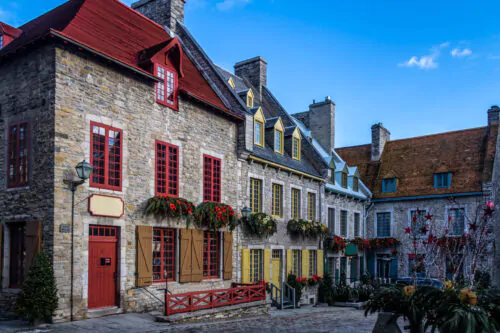 Des bâtiments en pierre sur la Place Royale dans la ville de Québec.