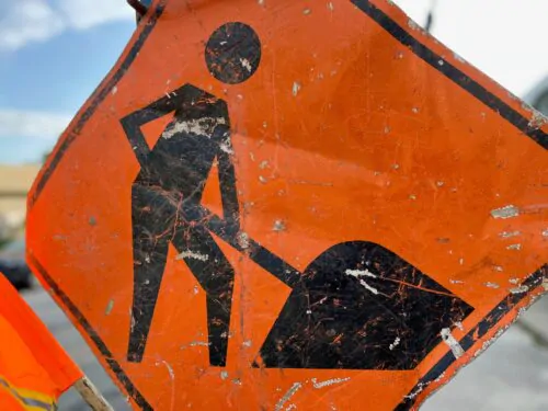 signalisation routière orangée pour travaux en cours