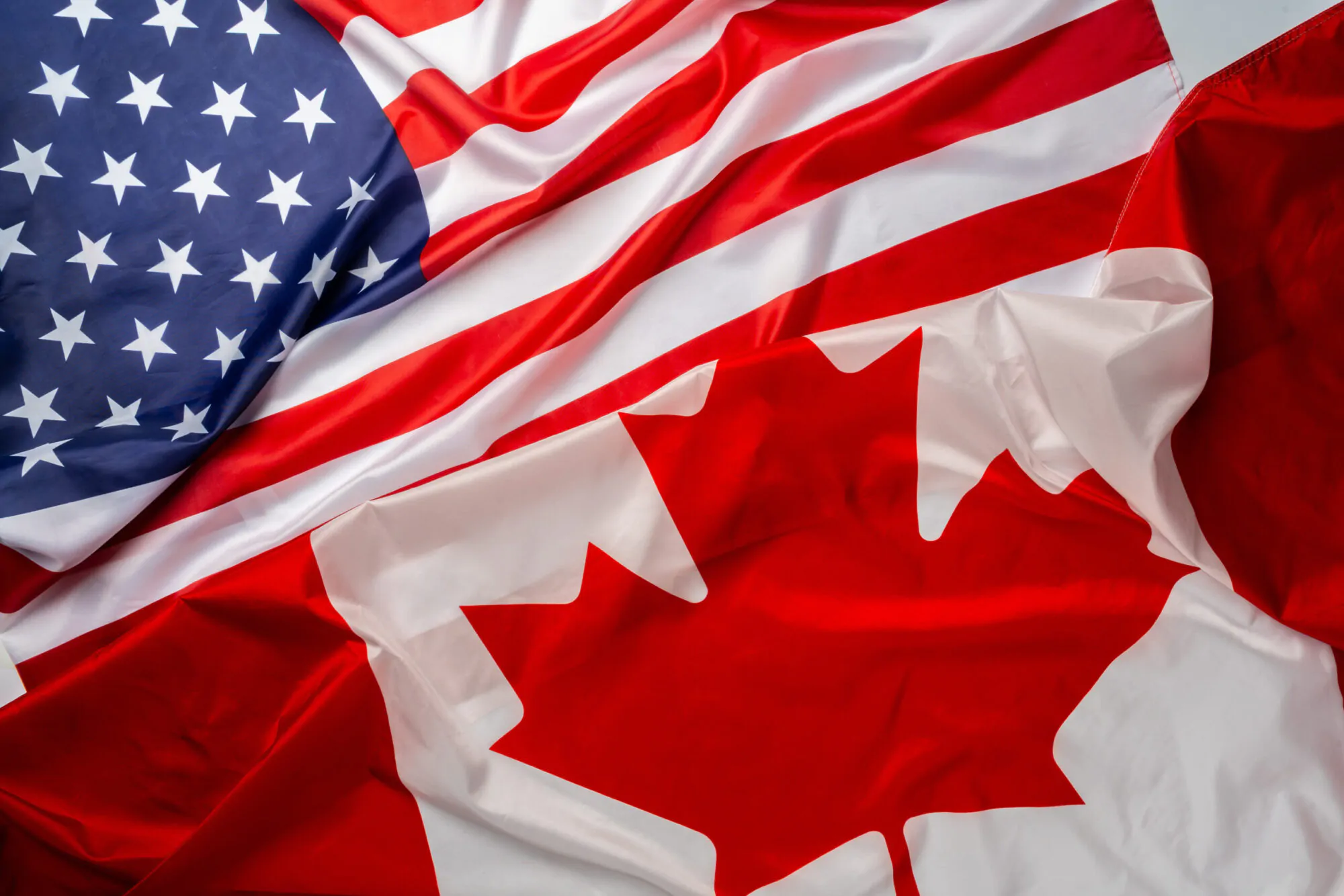 Drapeau du Canada et des États-Unis côtes-à-côtes