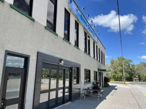 La façade d'un aréna au nom de Gino Odjick dans la ville de Maniwaki par une journée ensoleillée d'été.