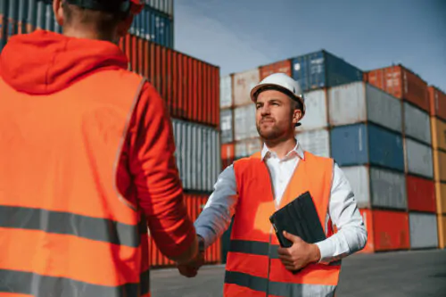 Commerce affaire pognée de main conteneur travailleur entreprise