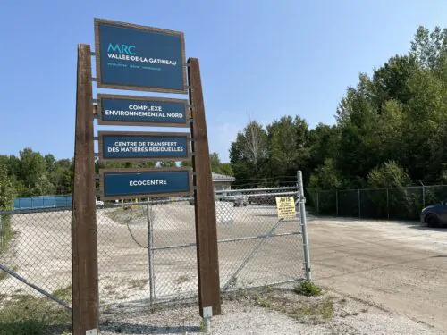Un panneau à l'entrée du Complexe environnemental Nord de Maniwaki.